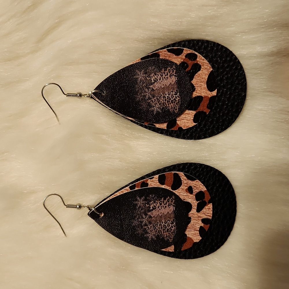 NWT Christmas Leopard Earrings